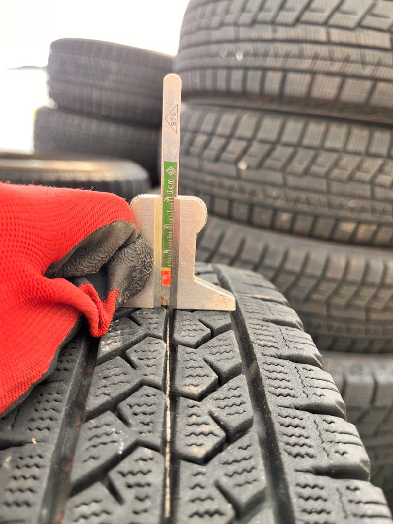 145R13 LIGHT TRUCKブリヂストン　スタッドレス　4本セット