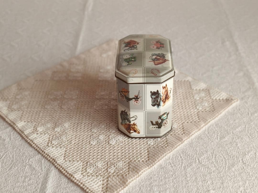 * vintage box ୨୧ お馬さんデザイン tin ボックス