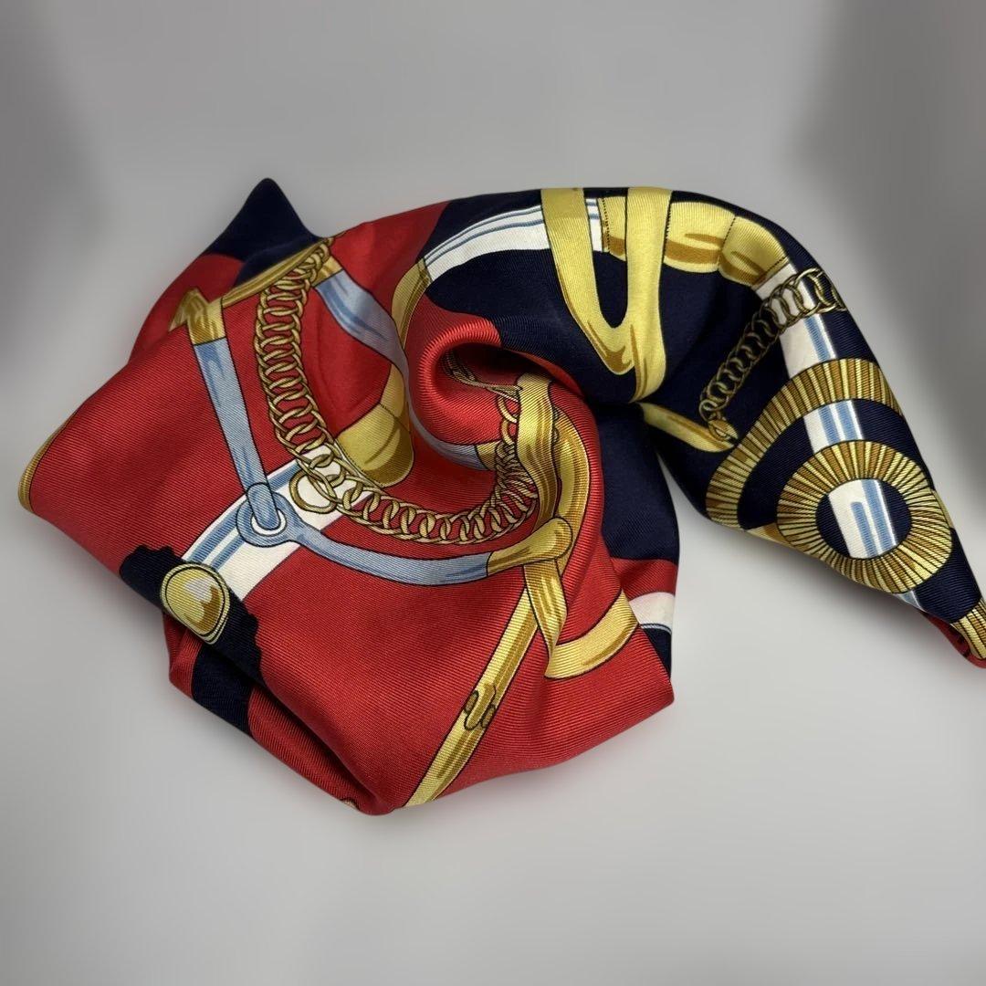 エルメス　シルクスカーフ 赤と紺 デザイン