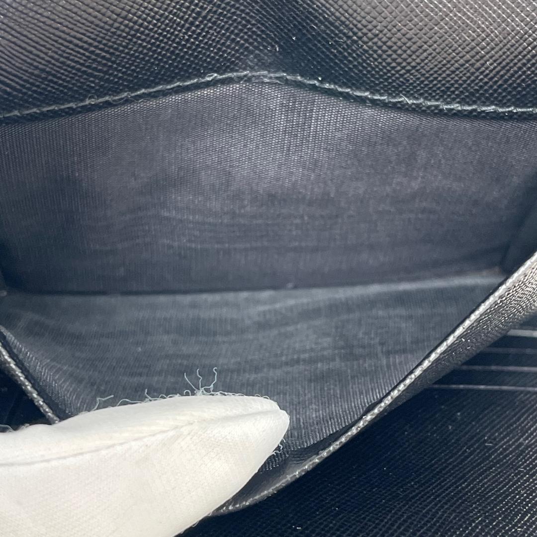 プラダ PRADAサフィアーノ レザー三つ折り財布　三角プレート　トライアングル