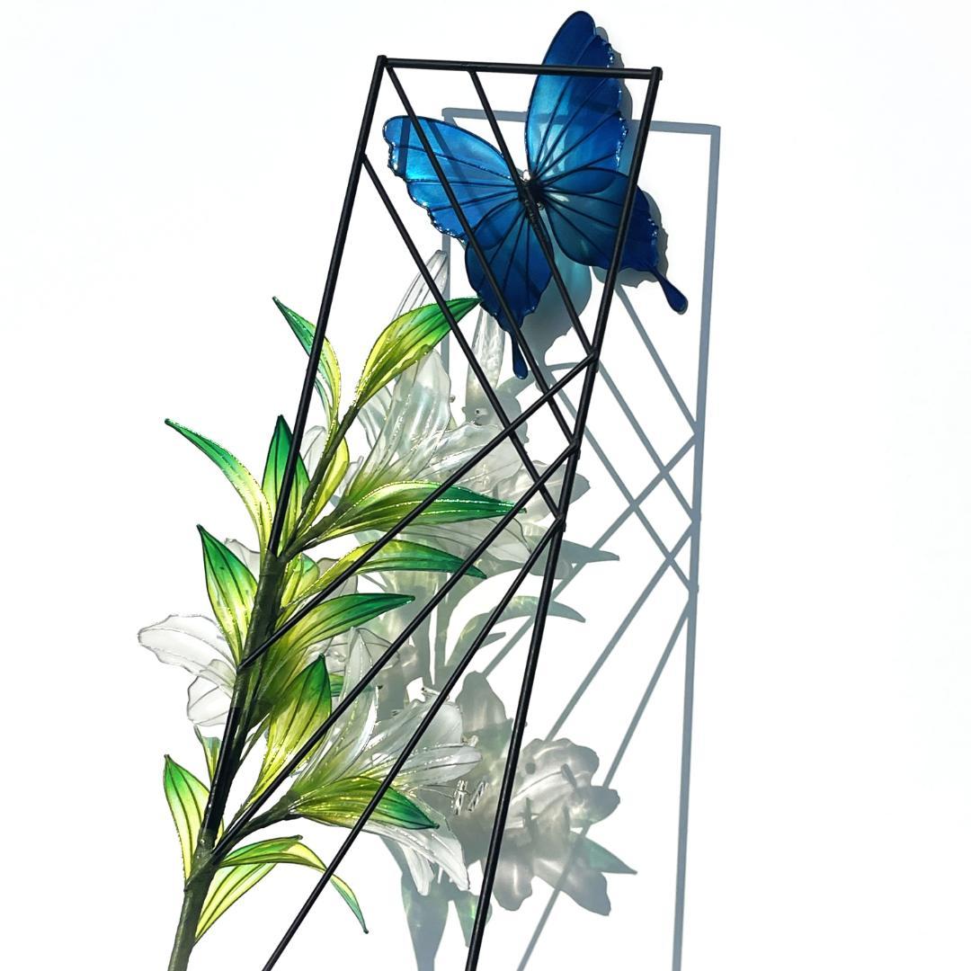 蝶が舞う百合のワイヤーフレーム【白×黄緑・インテリア・シルバーワイヤー】