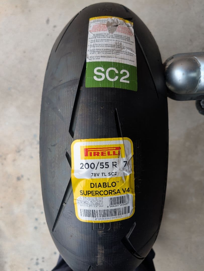 ピレリ スーパーコルサv4 sc2 200/55 リア タイヤ