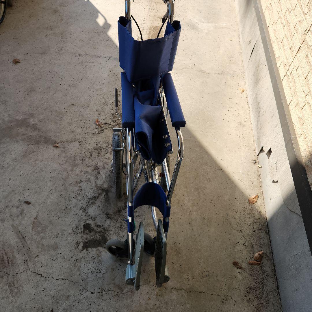 青い折りたたみ式介助用車椅子