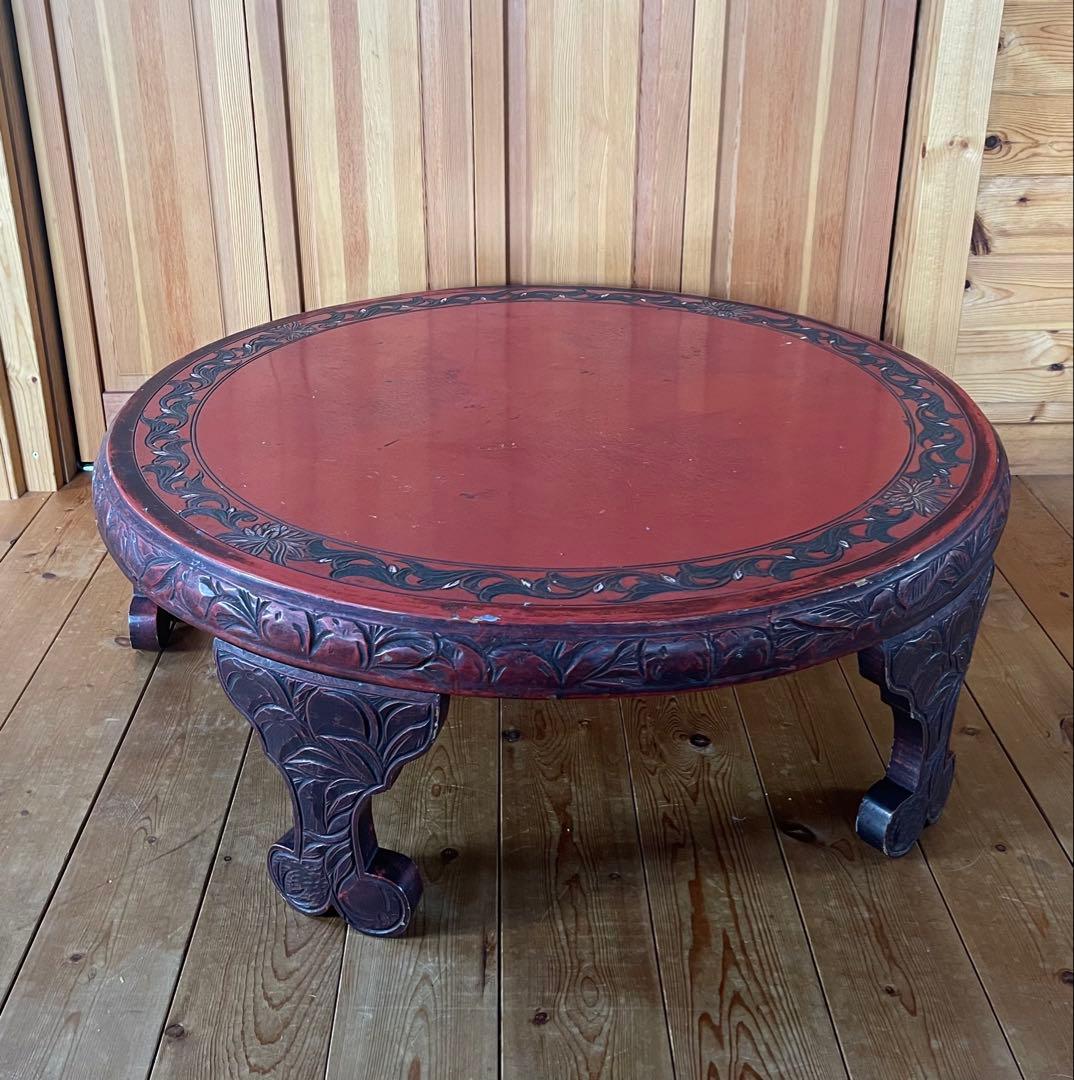 丸いローテーブル　植物文様　浮き彫り