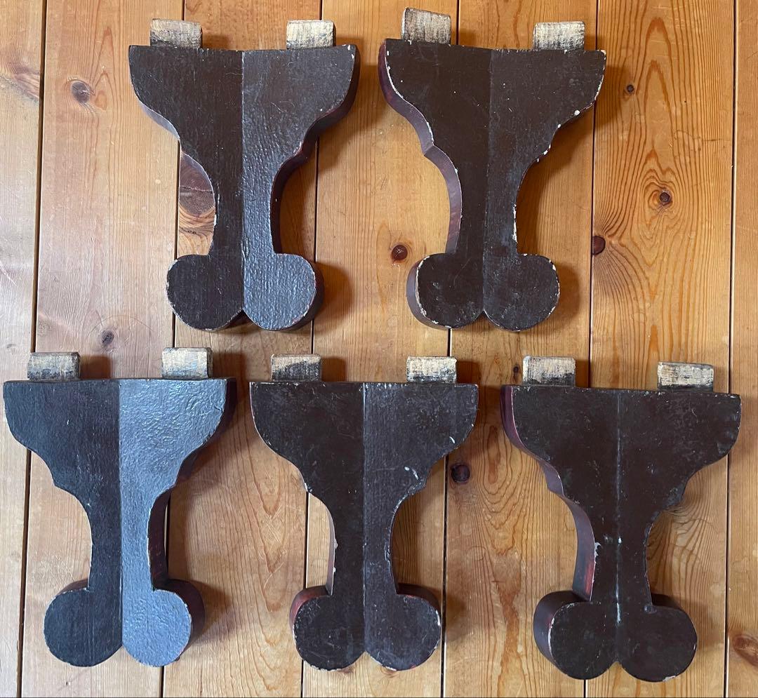 丸いローテーブル　植物文様　浮き彫り