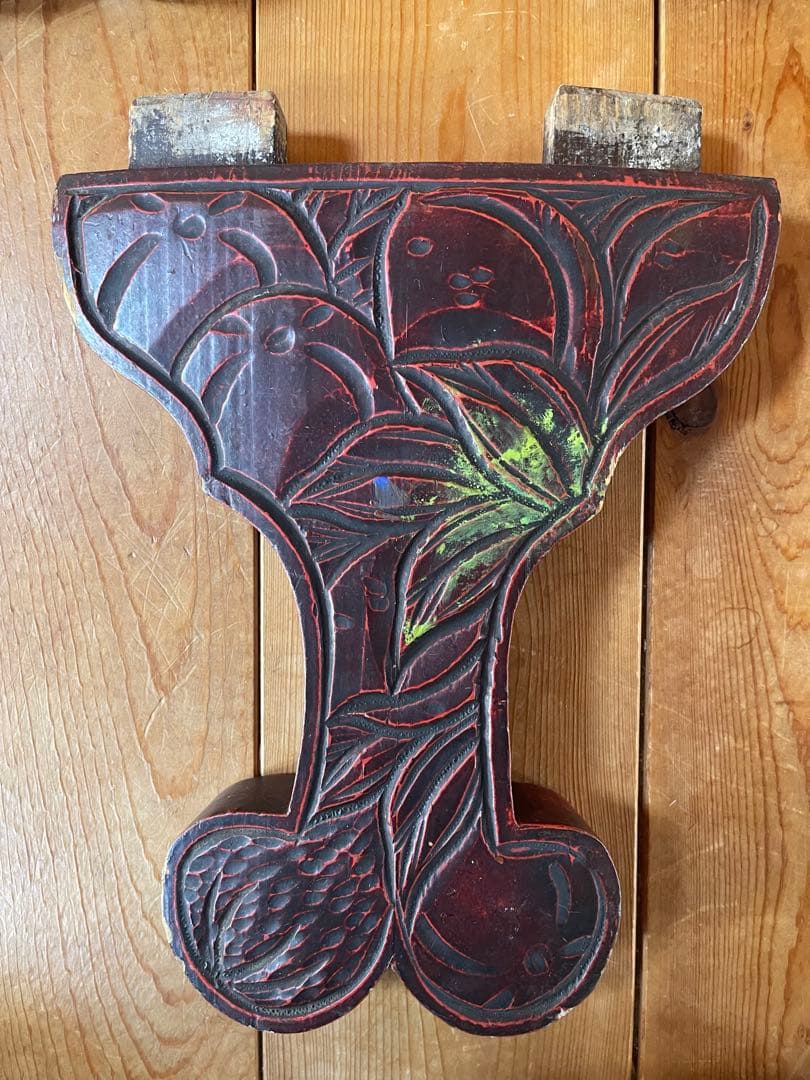 丸いローテーブル　植物文様　浮き彫り