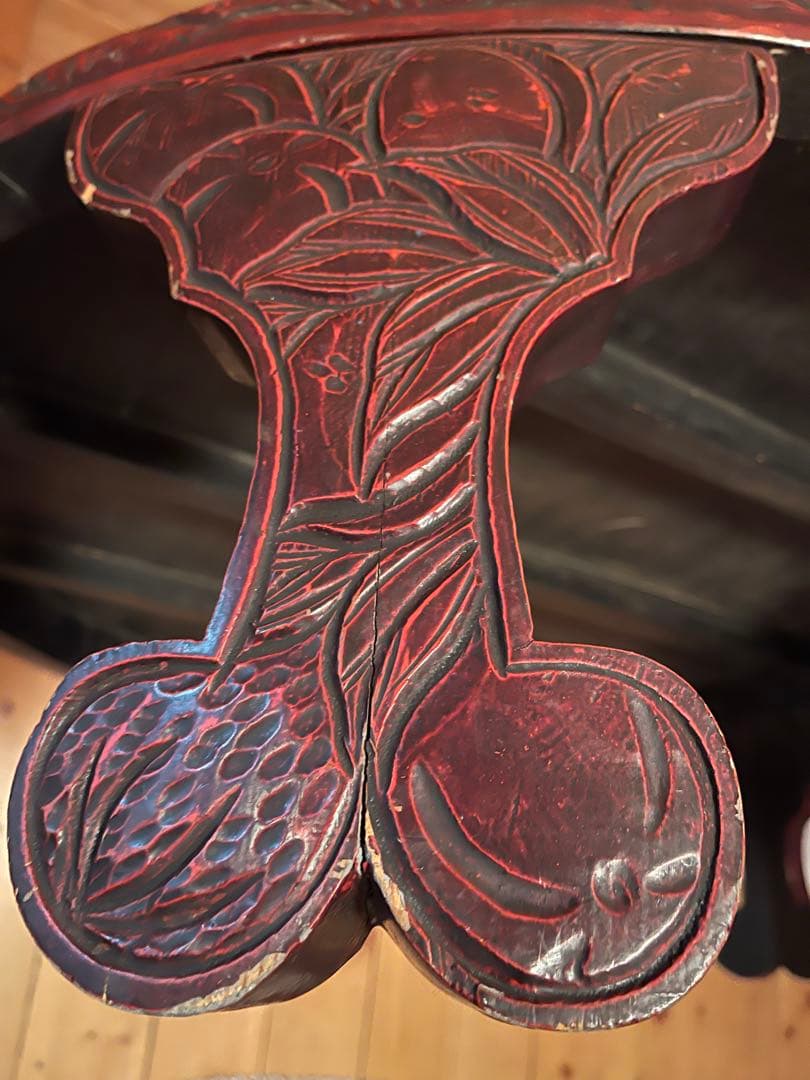 丸いローテーブル　植物文様　浮き彫り