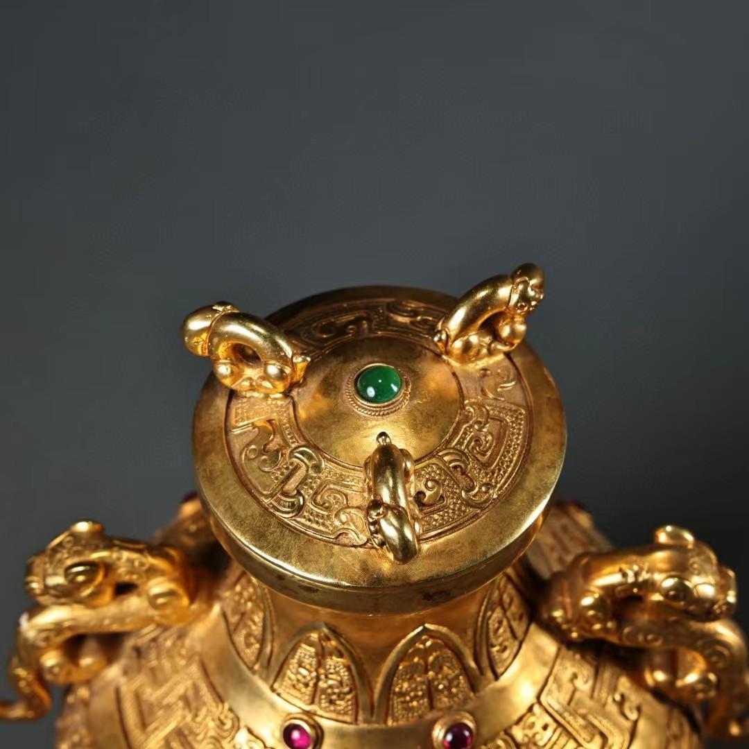 中国古美術・銅製の高浮き彫り鎏金宝石を嵌め缶・茶道具・置物・文房具・案頭・純銅