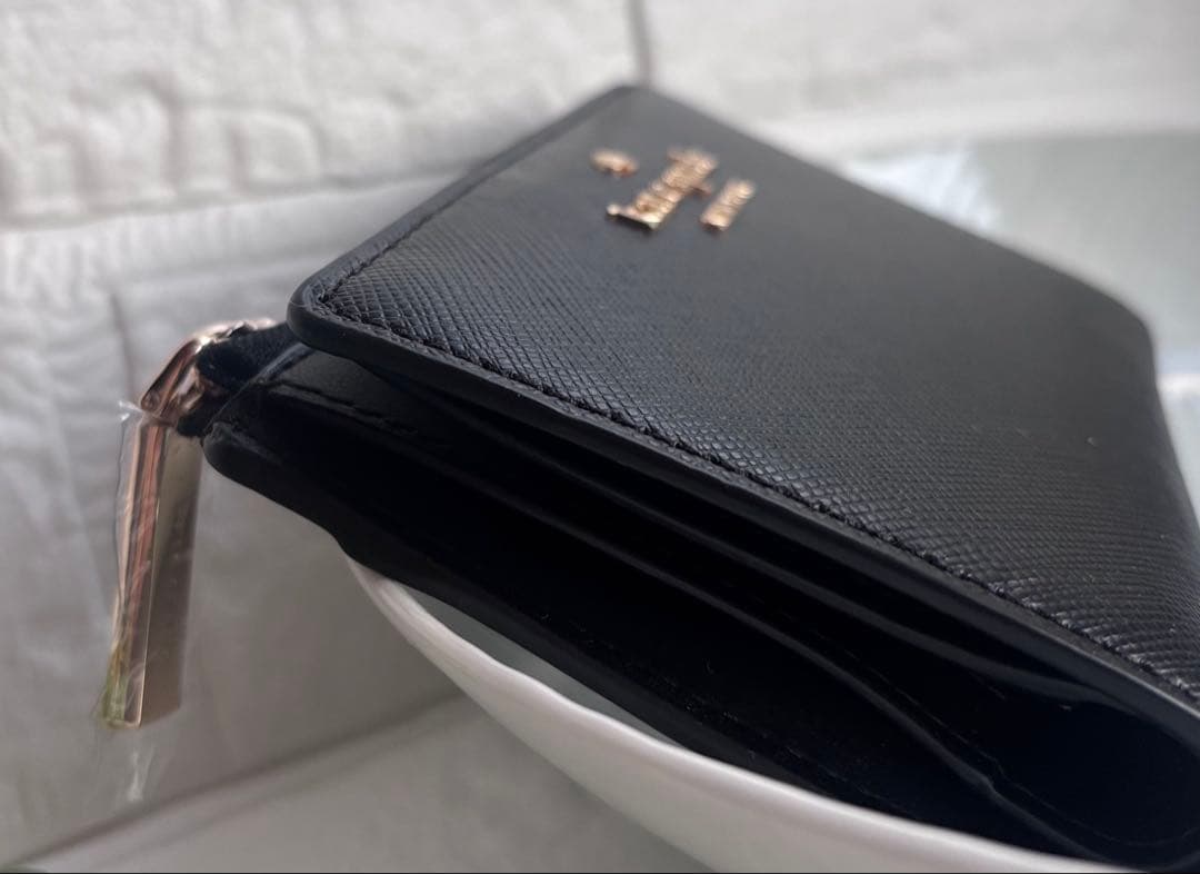 新品 kate spade ブラック 二つ折り財布