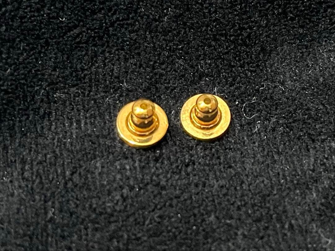 Valentinoロゴ シングネチャー パール ピアス