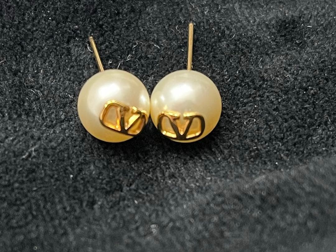 Valentinoロゴ シングネチャー パール ピアス