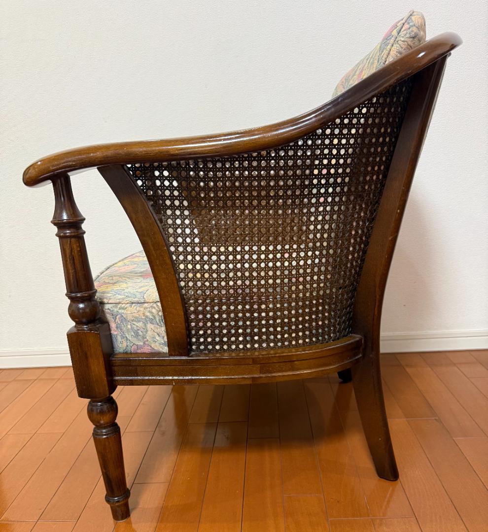 カリモク家具コロニアルシリーズのアームチェア（肘掛椅子）１脚（Ａ）