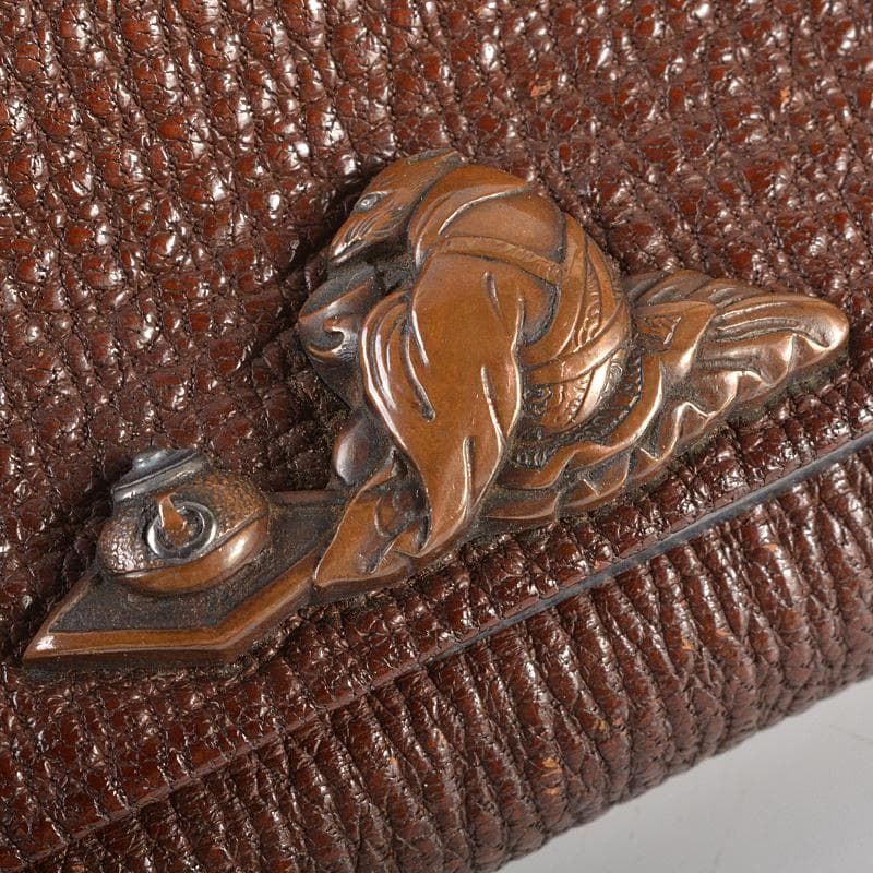 eee　彫金鳥文斑竹羅宇配管獣骨製人物刻配管入革製煙草入緒締玉BR6225