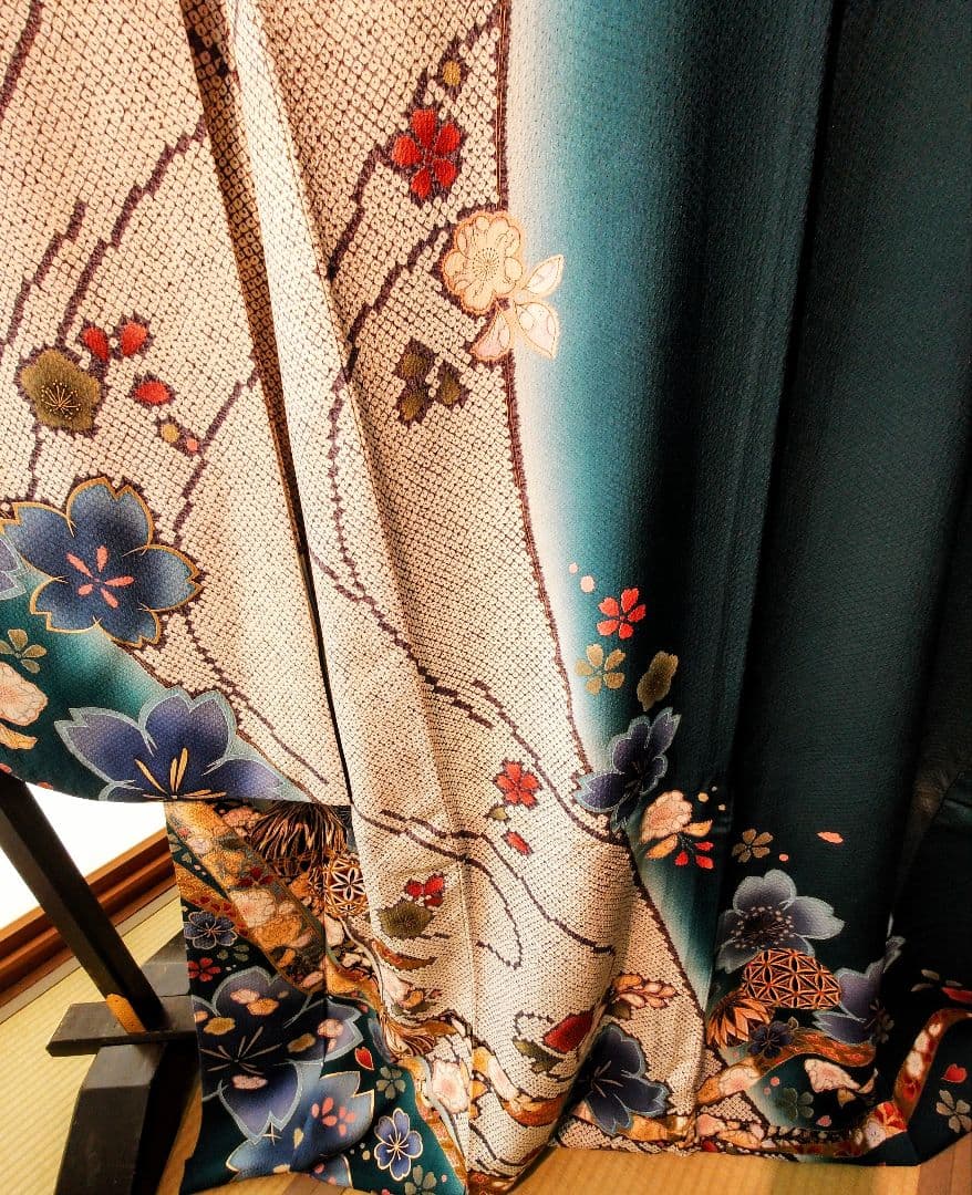 振袖 青緑と白の花柄