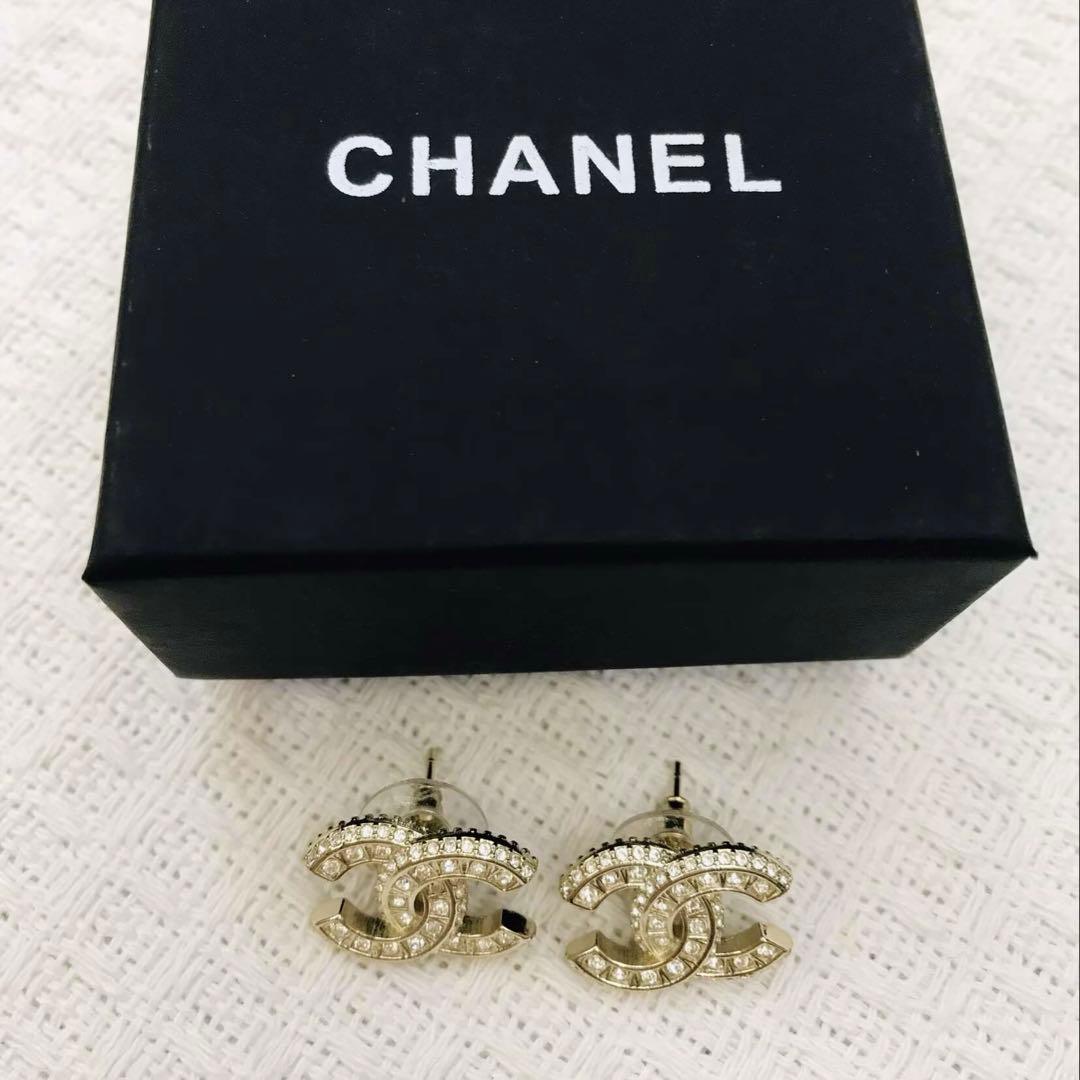 シャネル　ゴールド　ピアス　CCマーク　小さめ