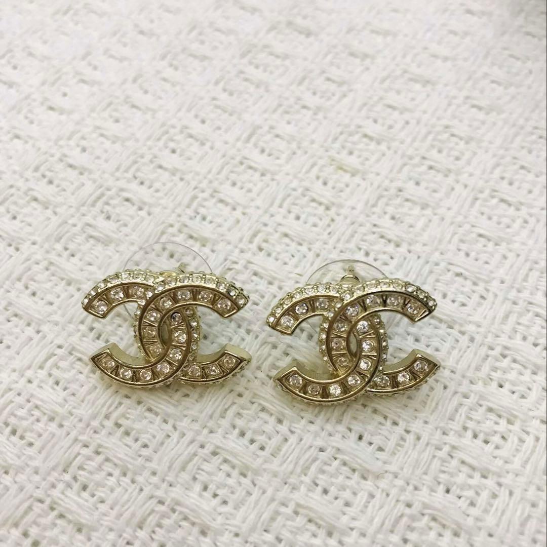 シャネル　ゴールド　ピアス　CCマーク　小さめ