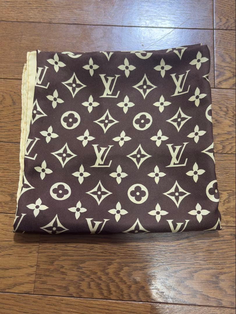 ルイ・ヴィトン シルクスカーフ 76cm lv スカーフ　ハンカチ　ブランド