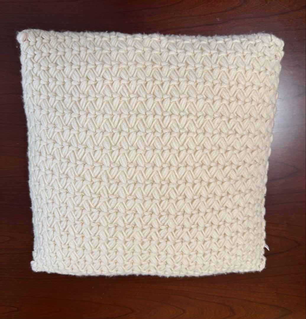 ブルネロクチネリクリーム色のカシミア織りクッション