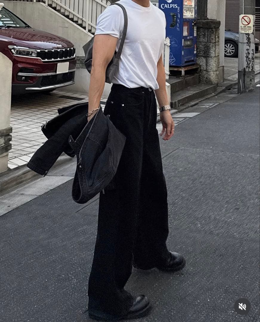 THE CLE スタッズ付きブラックデニムパンツ