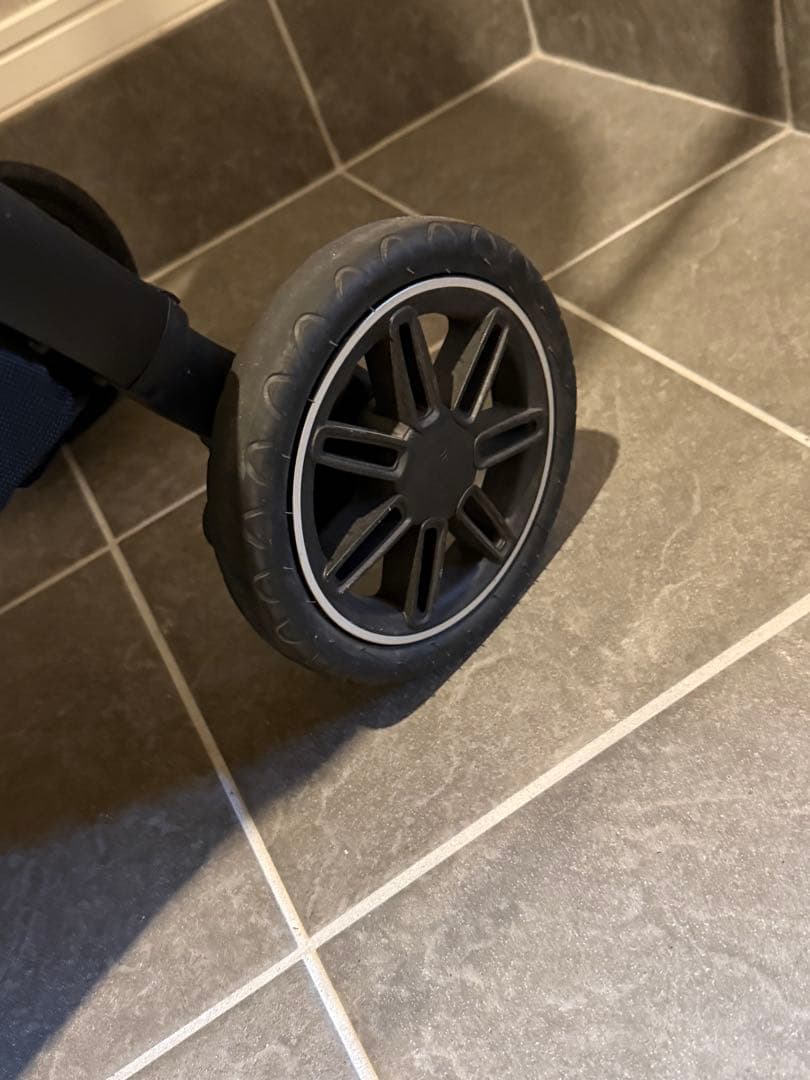 （Riii）【美品】nuna ベビーカー triv