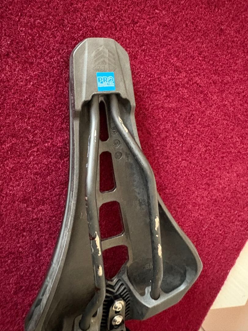 シマノプロ　ステルスカーブドサドル　142mm