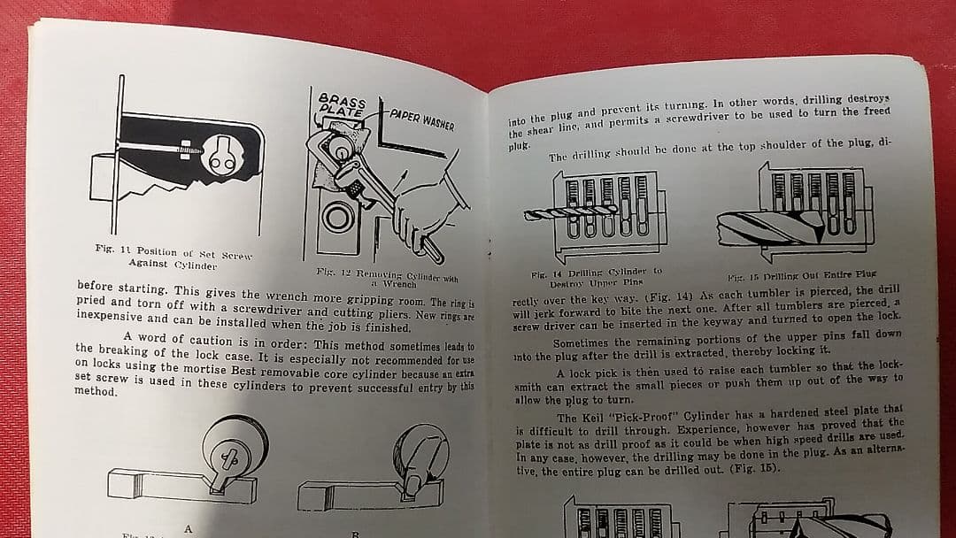 ハッカーの学校　鍵開けの教科書　＆　鍵に関する洋書専門冊子　2冊