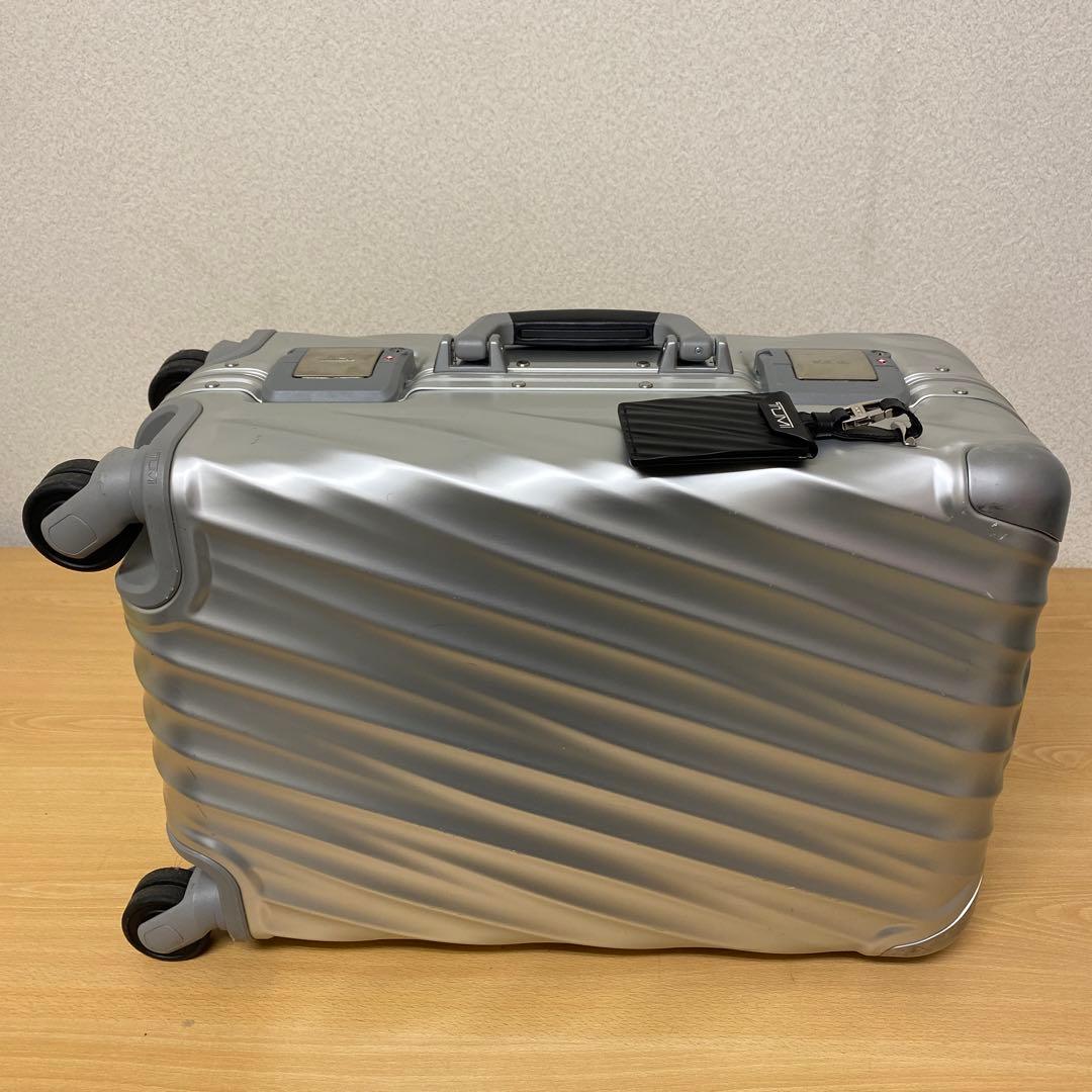 TUMI シルバーキャリーケース TSAロック付き