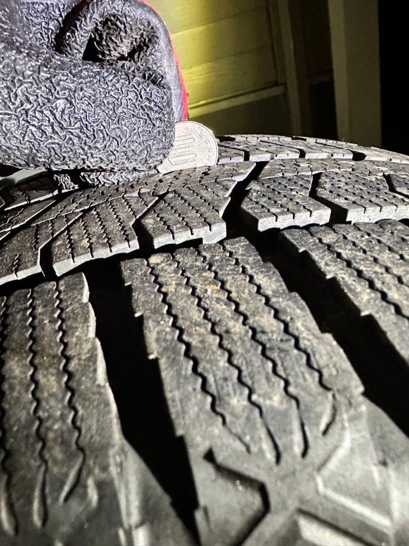 送料込み！アルミ付き17インチスタッドレス　215/55R17 23年40週製造