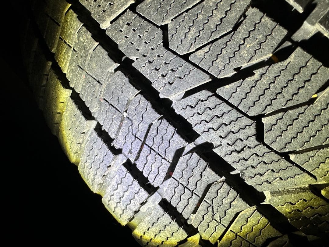 送料込み！アルミ付き17インチスタッドレス　215/55R17 23年40週製造