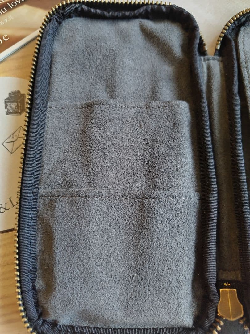 美品 &Liebe ジップペンケース ブラック