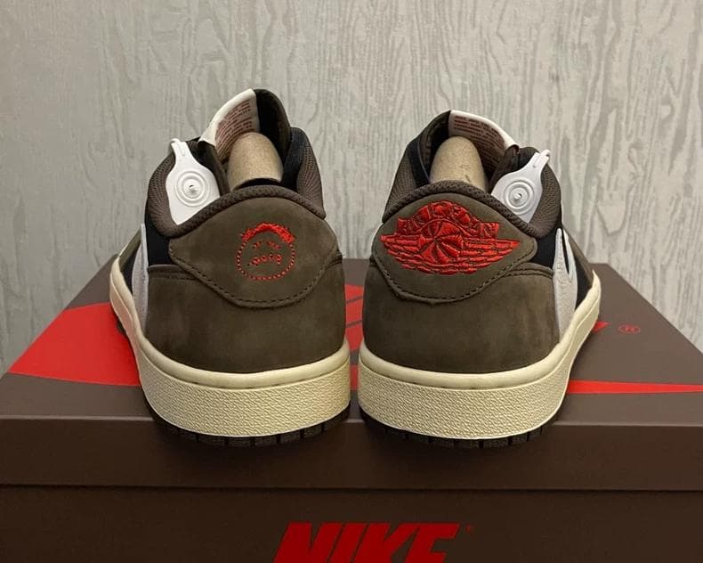 Travis Scott Nike Air Jordan 1 Low ダークモカ