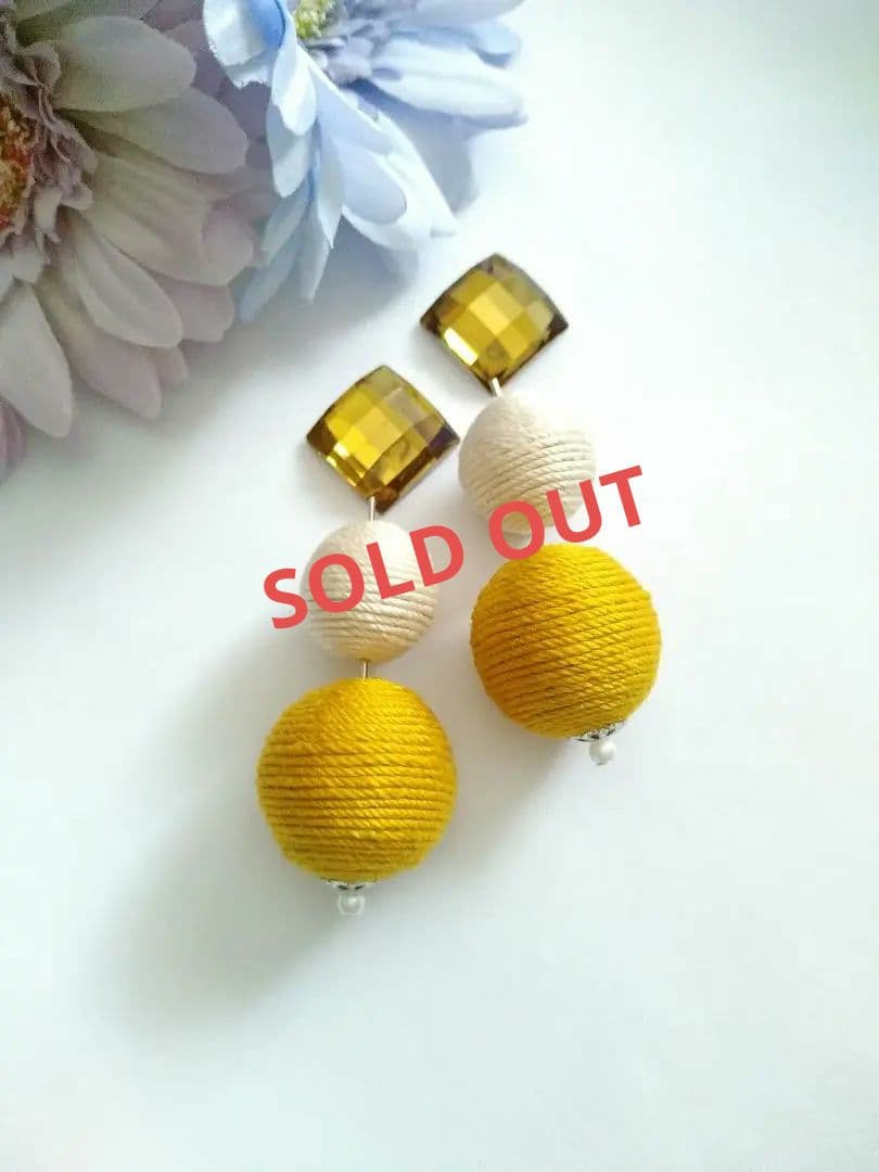 イエロー系ビジューが可愛いボンボンピアス☆