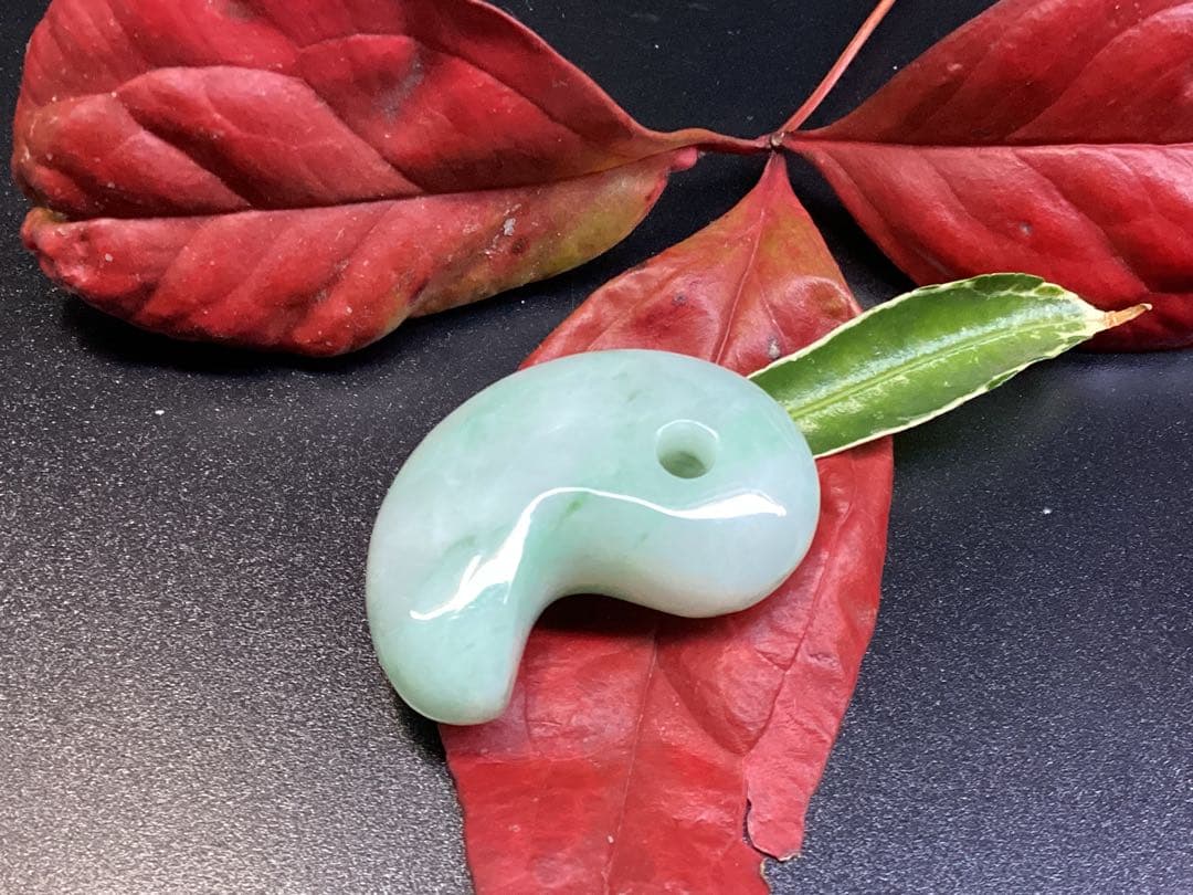 ✳極上*緑輝石一色の透過‼️ 糸魚川翡翠勾玉　本物天然無垢のジェダイト　鑑別書付‼️