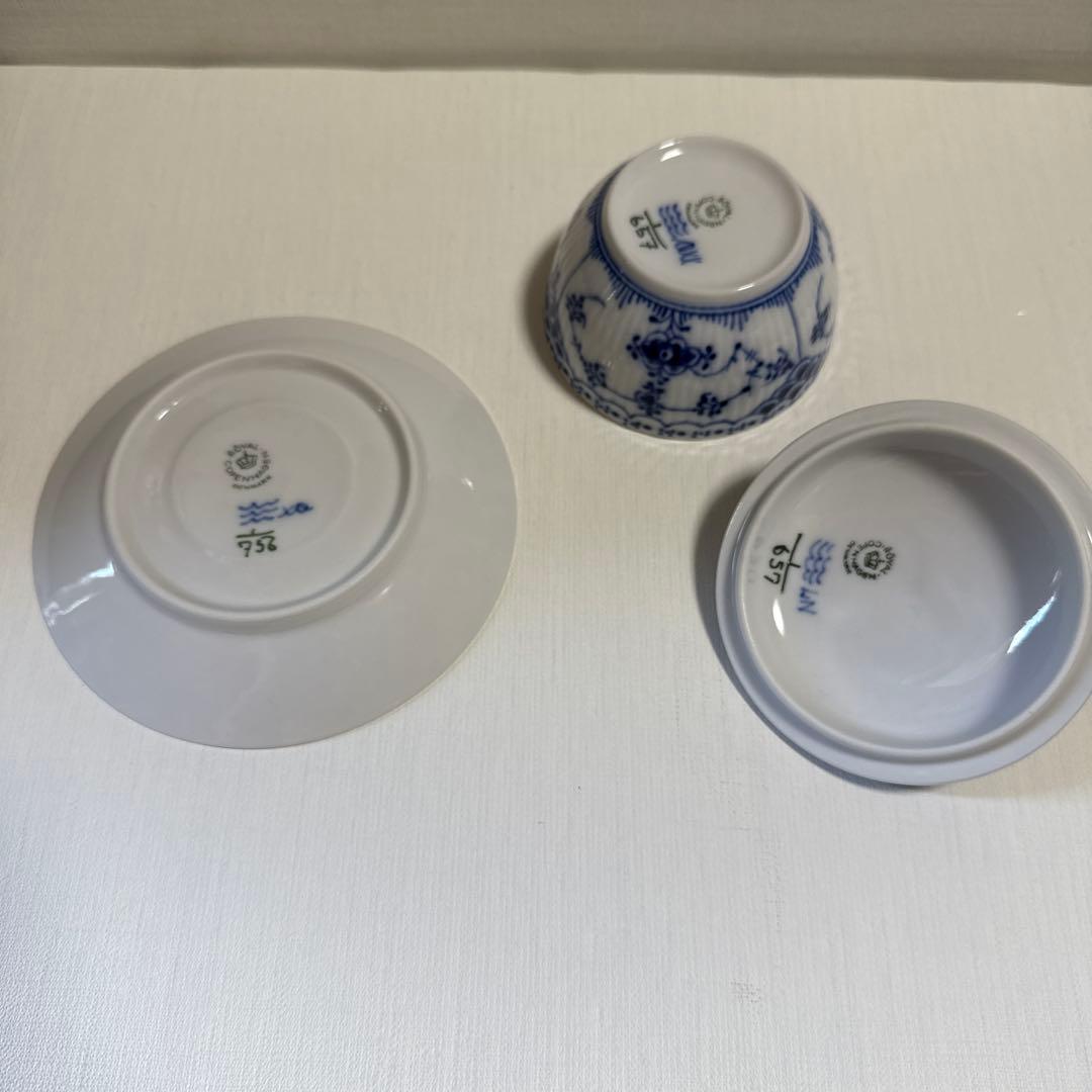 ブルーフルーテッド ハーフレース ボウル&ソーサー蓋つき