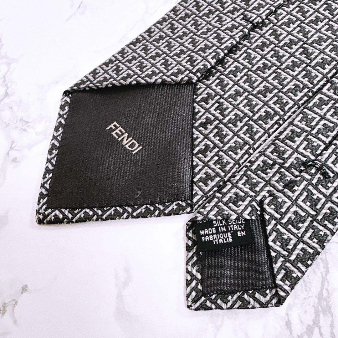 ✨極美品✨キレイ✨フェンディ　インパクトある全面ズッカ柄　シルバー　ネクタイ
