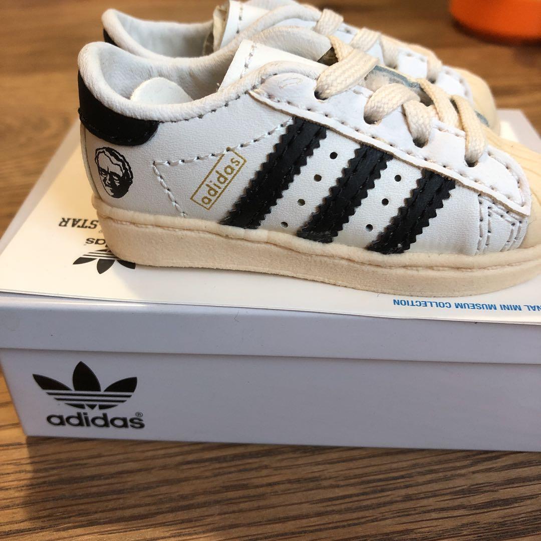 adidas スーパースターのフィギュア