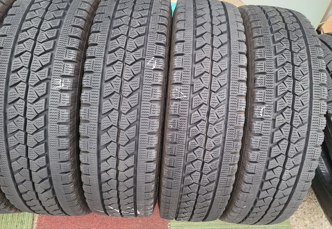 205/70R17.5 115/113L BLIZZAK W979バリ山