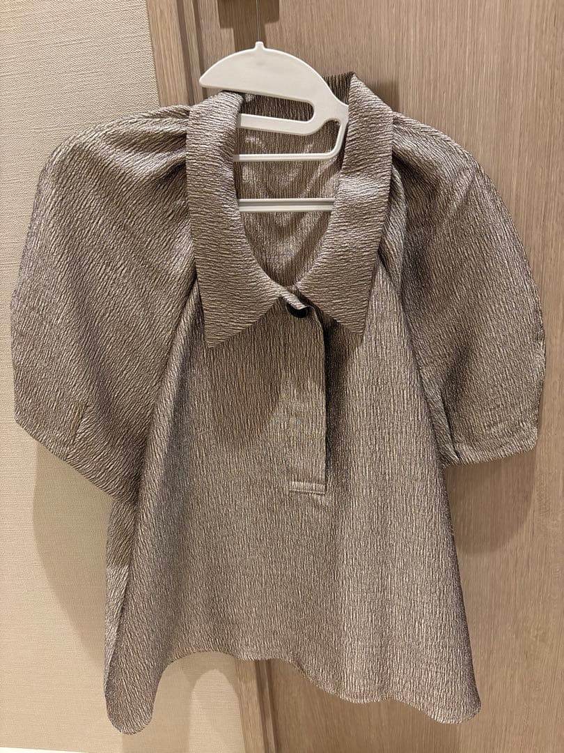 MACHATT メタリックパフブラウス ゴールド 24SS