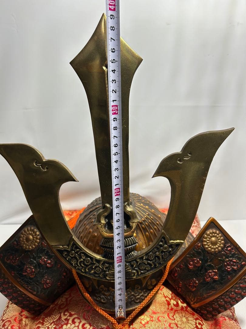 時代物 金属製 兜飾り 重量約9kg 座布団付 古美術