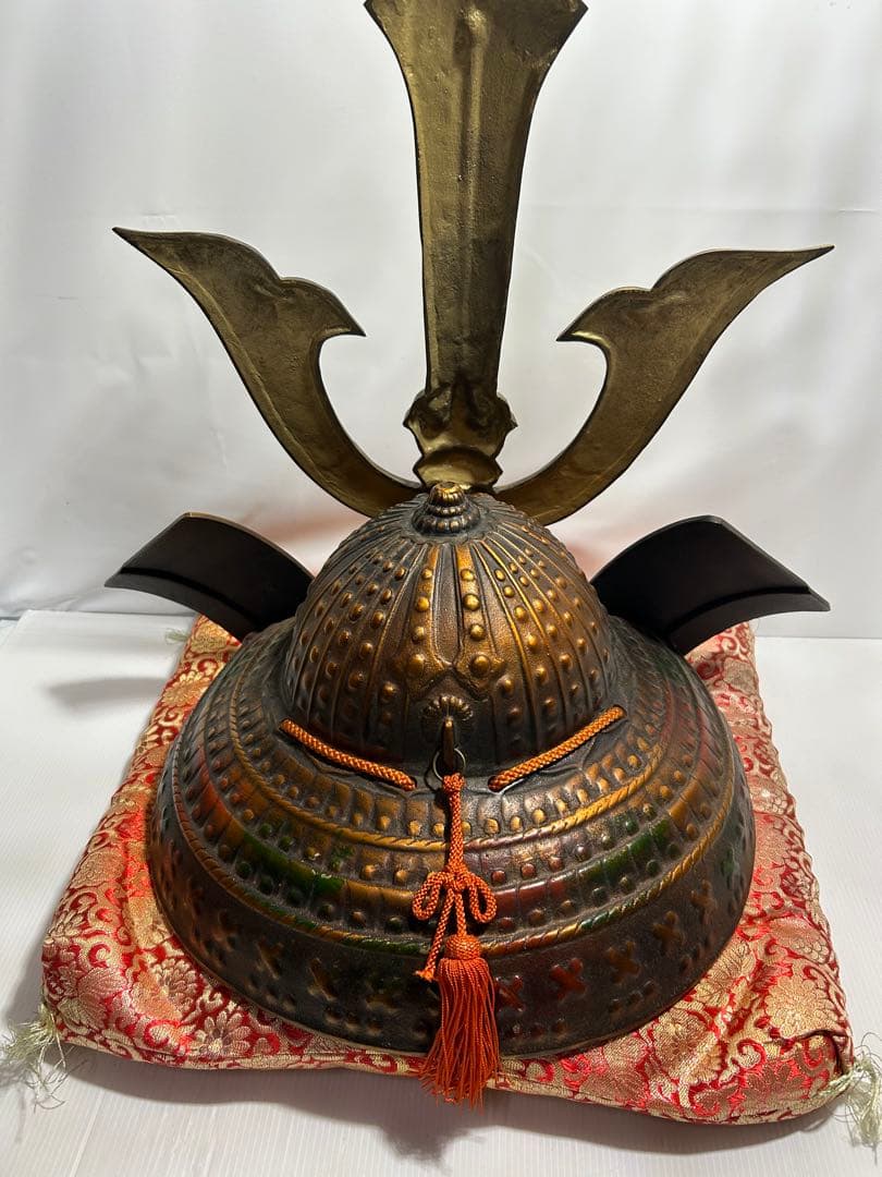時代物 金属製 兜飾り 重量約9kg 座布団付 古美術