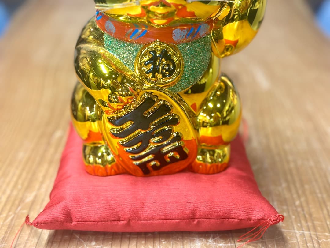 再値下げ　新品　常滑窯　黄金小判猫　招き猫　高さ25cm 金　左手　座布団付