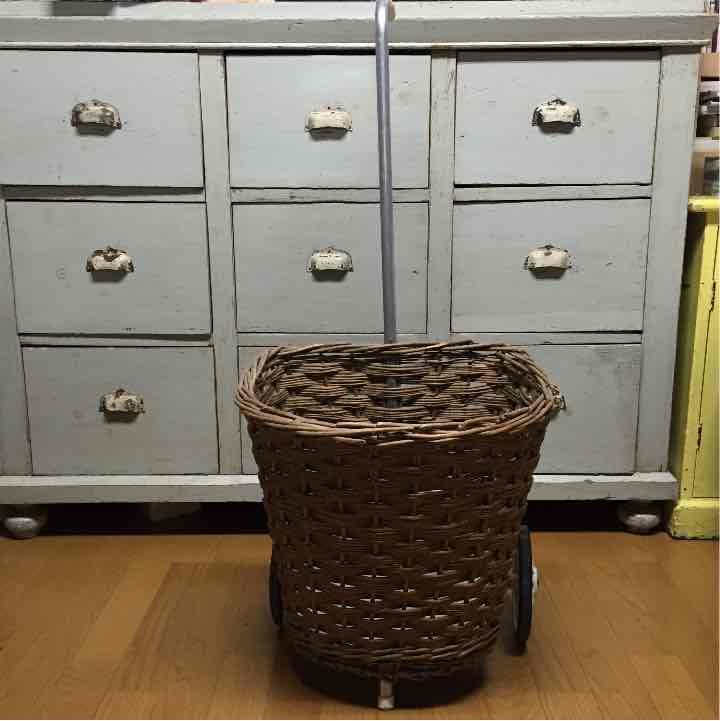 ☆フランスアンティーク 車輪付きバスケット かご