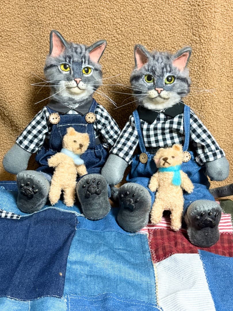 チェック柄の猫のアートドール　【ハンドメイド】猫　ぬいぐるみ　羊毛フェルト