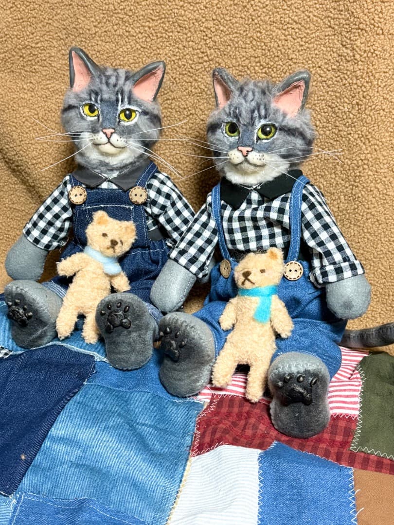 チェック柄の猫のアートドール　【ハンドメイド】猫　ぬいぐるみ　羊毛フェルト