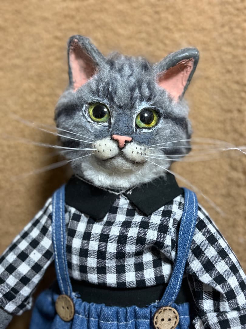 チェック柄の猫のアートドール　【ハンドメイド】猫　ぬいぐるみ　羊毛フェルト