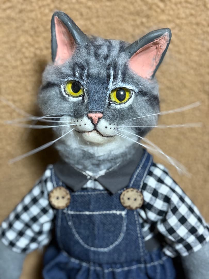 チェック柄の猫のアートドール　【ハンドメイド】猫　ぬいぐるみ　羊毛フェルト