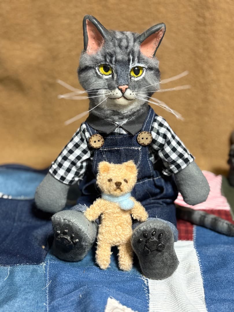 チェック柄の猫のアートドール　【ハンドメイド】猫　ぬいぐるみ　羊毛フェルト