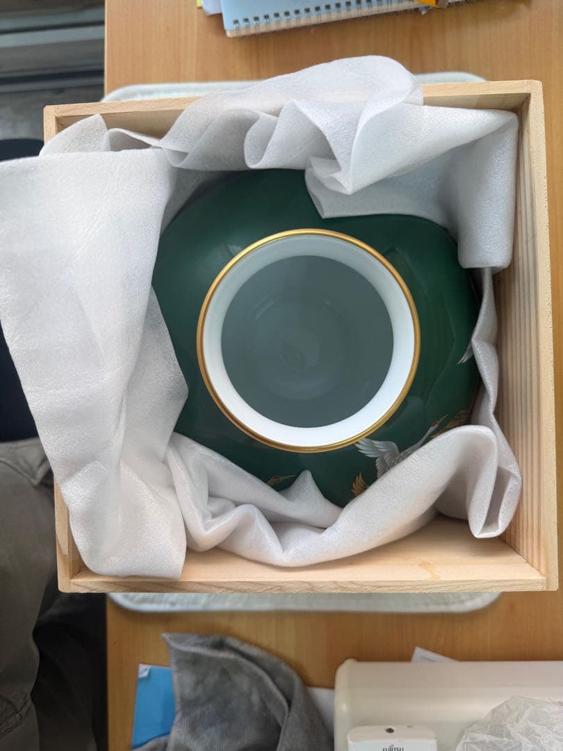 緑色の陶器花瓶 金色と白色の鶴