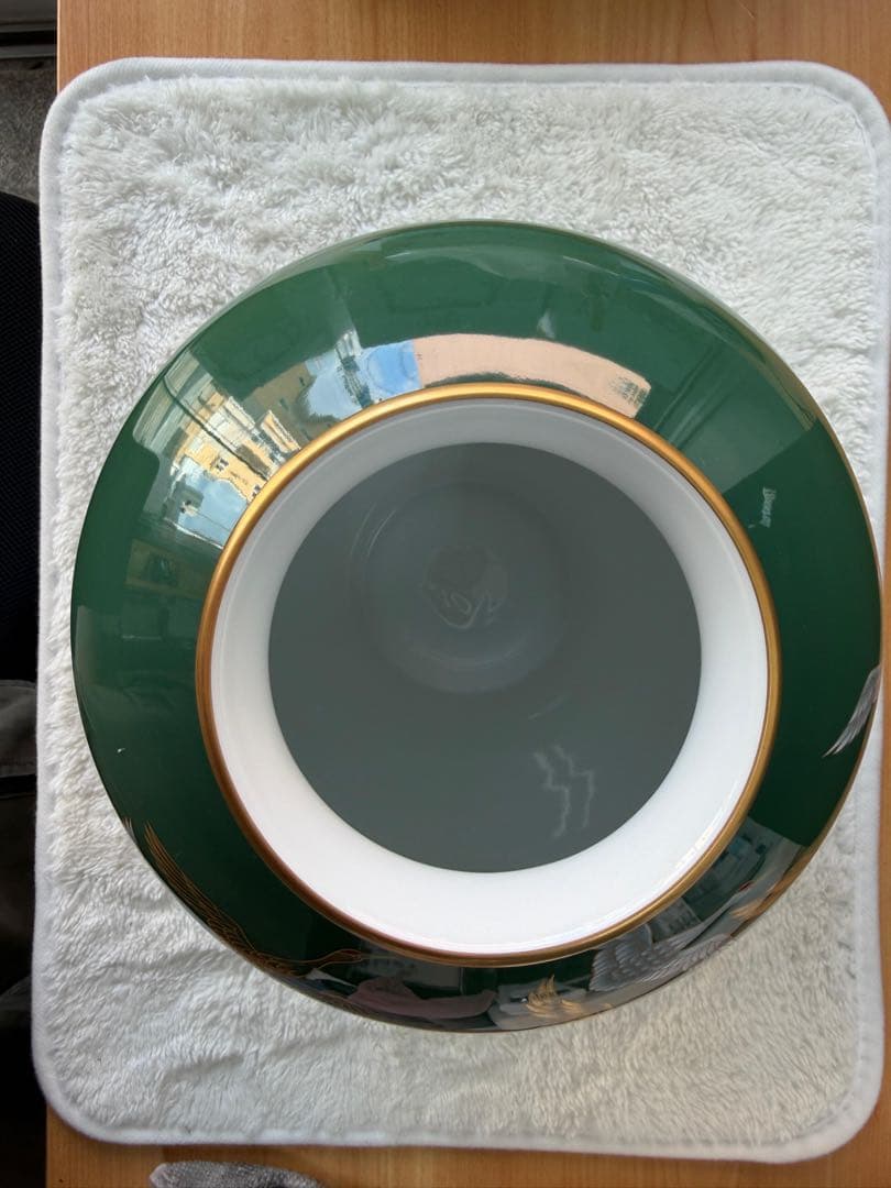 緑色の陶器花瓶 金色と白色の鶴