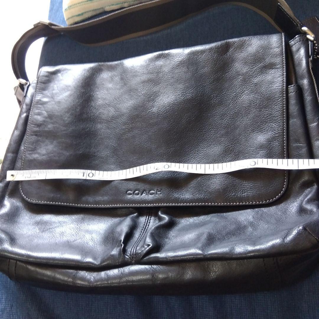 コーチ斜めがけバッグ　　ロゴ型押し　レザー　黒　A4可能